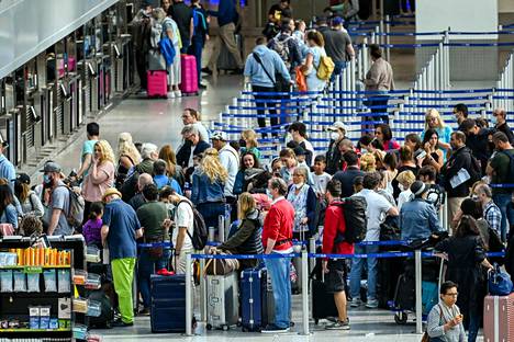 Saksassa jonotettiin Düsseldorfin lentoasemalla perjantaina. Saksalainen lentoyhtiö Lufthansa on joutunut perumaan satoja kesälentojaan henkilöstöpulan takia.