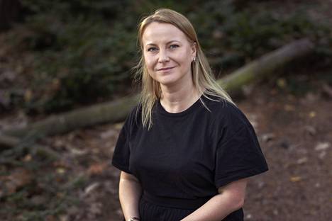 Huomistarhuri on kokkolalaisen Mia Myllymäen neljäs romaani.