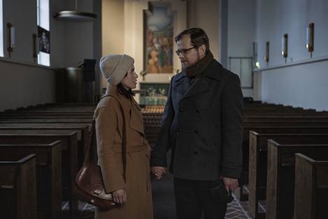 Iina Kuustonen esittää hääsuunnittelijaa ja Antti Luusuaniemi hautausurakoitsijaa Kari Ketosen Häät ennen hautajaisia -elokuvassa.