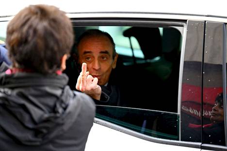 Presidenttiehdokkuutta Ranskassa havitteleva Éric Zemmour kuvattiin näyttämässä keskisormea tuntemattomalle naiselle 27. marraskuuta matkallaan Ranskan Marseillessa.