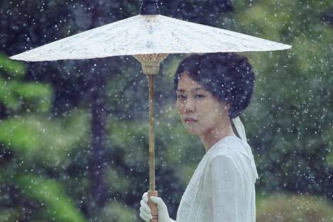Rouva Hidekolla (Kim Min-hee) on juonikas kamarineito elokuvassa Palvelijatar.