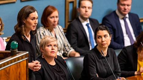 Pääministeri Sanna Marin (sd) puhui eduskunnan Nato-keskustelussa. Valtiovarainministeri Annika Saarikko (kesk) ja ympäristö- ja ilmastoministeri Emma Kari (virh) seurasivat. 