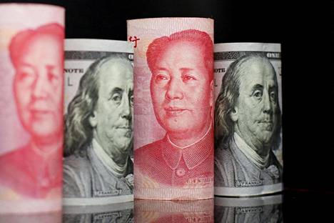 Xi Jinping pitää riippuvuutta USA-vetoisesta globaalista rahoitusjärjestelmästä kroonisena heikkoutena. Kuvassa Yhdysvaltain dollareita ja Kiinan yuaneja, joiden rinnalle on kehitelty digiyuania.