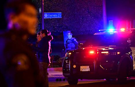 Poliiseja Garvey Avenuella Monterey Parkin kaupungissa lauantai-iltana paikallista aikaa.