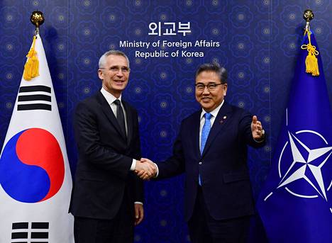 Naton pääsihteeri Jens Stoltenberg ja Etelä-Korean ulkoministeri Park Jin kättelivät tavatessaan Etelä-Korean ulkoministeriössä Soulissa 29. tammikuuta 2023.