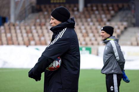 HJK:n päävalmentaja Toni Koskela katsoi Klubin harjoituksia muutama päivä ennen kauden alkua.
