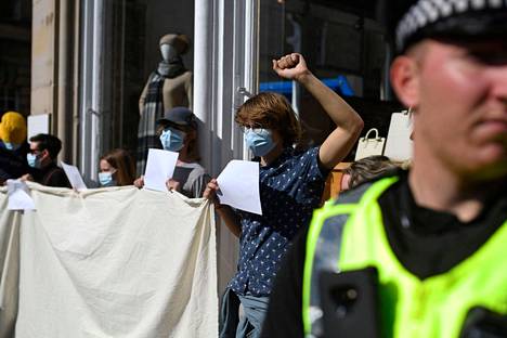 Monarkiaa vastustavat mielenosoittajat protestoivat tyhjillä lapuilla sananvapauden rajoittamista vastaan Edinburghissa tiistaina. 