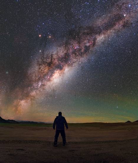 Romaanin mittasuhteet ovat avaruudelliset. – Kuvassa Linnunrataa katsottuna Chajnantorin tasangolta, Atacaman autiomassa Chilessä.