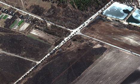 Helmikuun 28. päivänä julkaistussa satelliittikuvassa näkyy sotilassaattuetta Ivankivin pohjoispuolella Ukrainassa.
