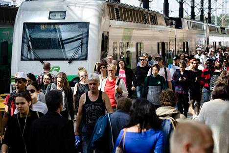 R-junat kulkevat normaalisti, vaikka Helsingin seudun liikenteen infojärjestelmät kertovat perutuista vuoroista.