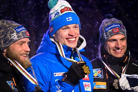 Vuonna 2017 Iivo Niskanen juhli Lahden torilla 15 kilometrin (p) kultaa palkintojenjaossa. Martin Johnsrud Sundby (vas.) otti hopeaa ennen Niklas Dyrhaugia, joka on Niskasen hyvä ystävä.