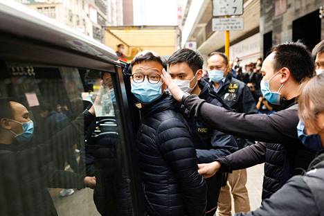 Ratsiassa pidätetty Stand Newsin päätoimittaja Patrick Lam saatettiin poliisiautoon Hongkongissa keskiviikkona.