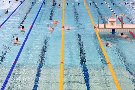 Uimareita Mäkelänrinteen uintikeskuksessa marraskuussa 2021.