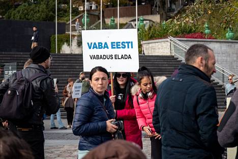 Kourallinen mielenosoittajia vastusti koronarokotuksia Tallinnassa syyskuun lopussa. Kaupungissa on pidetty rajoituksia ja rokotuksia vastustavia mielenosoituksia jatkuvasti kesän ja syksyn aikana. Lauantain tapahtuma keräsi Vapaudenaukiolle tuhansia ihmisiä.