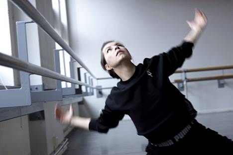 Susanna Leinonen's flowing movement language plays with opposites.  He started choreographic experiments already in the early 1990s while studying at the dance line of the Turku Conservatory.