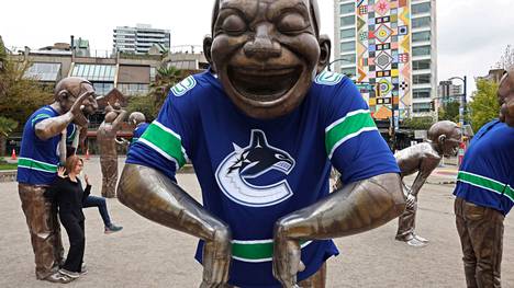 Vancouver Canucks -paidat ilmestyivät A-Maze-Ing Laughter -teoksen nauravien patsaiden päälle toukokuun alussa. Nyt jättipaitojen uskotaan joutuneen tuhopolton kohteeksi.