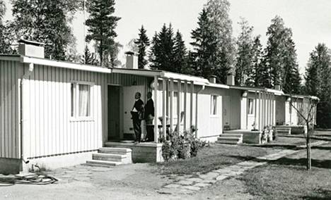 VR:n keskuspuutarhan työntekijöiden rivitaloasuntoja Nuppulinnassa. Asunnot sijaitsivat puutarhan vierellä.