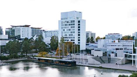 Purettavaksi ehdotetun talon suunnitellut Aarne Ervi on myös Tapiolan keskustornin takana.