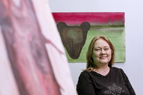 Helena Junttila työskentelee kotonaan ja työhuoneellaan Sodankylässä. Karhu on hänen kuva-aiheistaan tunnetuimpia. Niitä hän alkoi piirtää ja maalata jo 1990-luvulla.