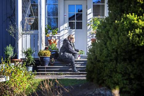 Vantaan Lapinkylässä asuvan Terhi Vaahtolan puutarha on heräämässä talven jälkeen taas kukoistukseen.