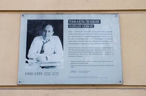 Rafael Lemkinin muistolaatta Lvivin keskustan tuntumassa osoitteessa Zamarstynivinkatu 21. Yhdysvalloissa etunimi muuttui Raphaeliksi.