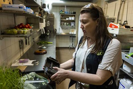 Trontti turns on the game camera in the maintenance rooms of the Amazonia house.