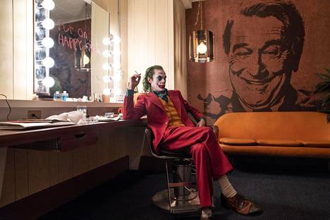 Joaquin Phoenix esittää Jokeriksi muuntautuvaa Arthur Fleckiä elokuvassa, joka on paljon velkaa Martin Scorsesen Koomikoiden kuninkaalle (1983) ja Taksikuskille (1976).