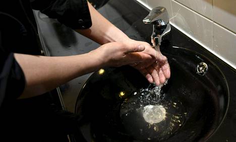 Käsien pesu on tehokas keino välttää hengitystieinfektio.