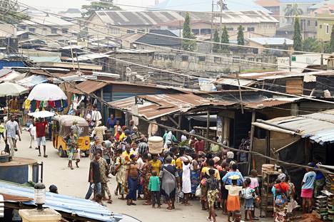 Makokon slummin pääkatu Lagosissa. Slummeissa vain harva käy läpi monivaiheisen byrokratian, jota vaaditaan äänestäjäksi rekisteröitymisessä. Samalla valtaapitävät ovat perinteisesti jättäneet slummien asukkaiden tarpeet huomioimatta.
