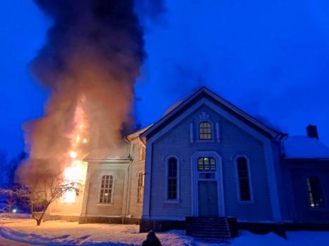 Rautjärven entisen kirkkoherran Kari Luumi otti kuvan kirkosta heti sen jälkeen, kun hän tuli vaimonsa kanssa ulos kuvan etualalla olevasta sivuovesta. 