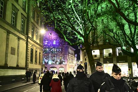 Iso osa Strasbourgin joulumarkkinoiden valoloistoa ovat ylenpalttisesti koristellut kauppojen julkisivut. Poliiseja ja sotilaita näkyi joka nurkalla jo viikko sitten tiistaina.