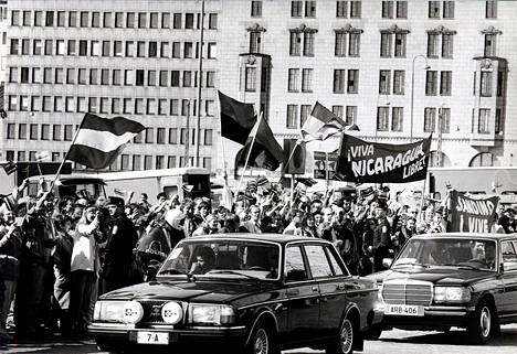 Nicaraguan presidentin Daniel Ortegan autosaattue Helsingissä vuonna 1985.