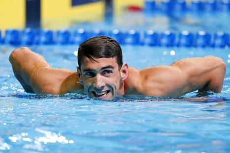 Michael Phelps perhosteli 200 metrillä ajan 1.55,17.