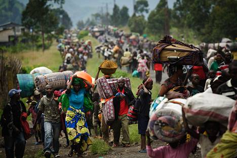 Tuhannet kongolaiset pakenivat torstaina Saken kaupungista lähellä taistelujen kapinallisten valtaamaa Gomaa torstaina.