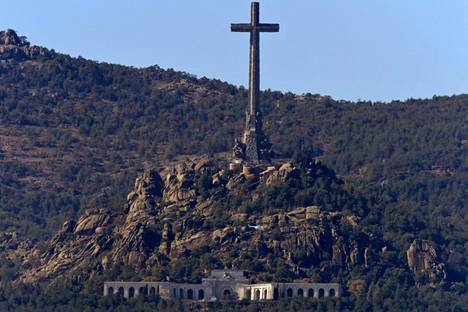 Espanjan armeijan helikopteri kuljetti lokakuussa 2019 diktaattori Francisco Francon jäännökset Cuelgamurosin laakson mausoleumista uuteen paikkaan. Maanantaina mausoleumista siirretään pois myös fasistisen falangistipuolueen perustajan José Antonio Primo de Riveran jäännökset.