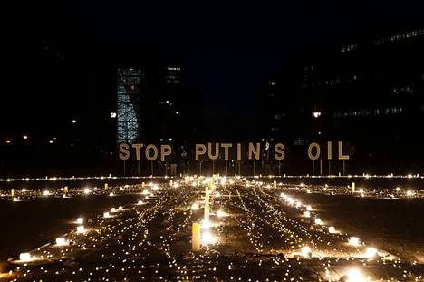 Mielenosoittajat protestoivat Brysselissä tiistaina ja vaativat venäläisen öljyn tuonnin lopettamista. EU-päättäjät kokoontuivat loppuviikosta neuvottelemaan siitä, miten venäläisestä energiasta voitaisiin irtautua.