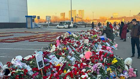 Moskovalaiset muistivat terrori-iskussa kuolleita. Kuva on keskiviikolta.