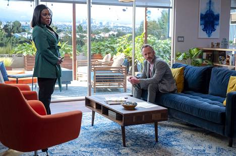 Terapeutti Brooke Taylor (Uzo Aduba) ottaa potilaitaan vastaan ylellisessä asunnossaan Los Angelesissa. Nyt vuorossa on vankilasta vapautunut talousrikollinen Colin (John Benjamin Hickey).