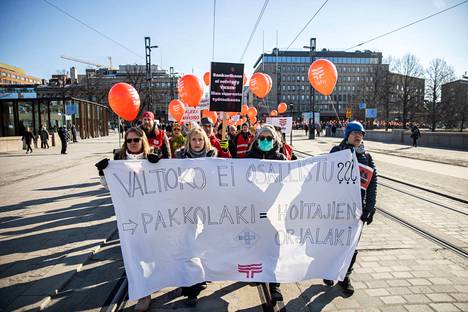 Hoitajat osoittivat mieltään Tampereella huhtikuussa, jolloin hallitus ensimmäistä kertaa valmisteli potilasturvallisuuslakia lakkojen rajoittamiseksi.