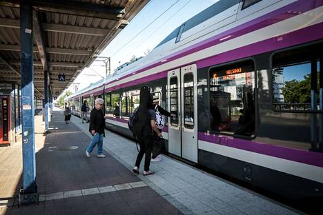 K-juna lähdössä Oulunkylän asemalta kesällä 2020.