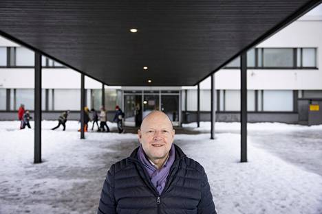 Rehtori Tomi Ojanen on työskennellyt Pihlajamäen ala-asteella kaksi vuotta ja sitä ennen yksitoista vuotta Malmin peruskoulun rehtorina.