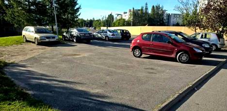 Vantaalainen Keijo Kallunki hermostui heinäkuussa 2016 Tikkurilan liityntäpysäköinnissä saamastaan pysäköintivirhemaksusta. Kallungin auto on kuvassa takarivissä vasemmalla.