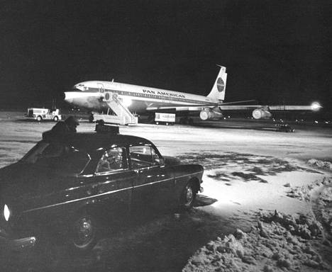 Kaikkien aikojen laajimmat turvatoimet Helsingin lentoasemalla: poliisit vartioivat kentällä seisovaa Boeing 707 -konetta koko yön. Äärimmäisten varotoimien jälkeen koneen lähtö myöhästyi vain kymmenen minuuttia.