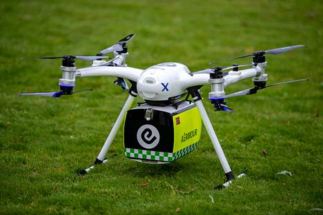Drooni pystyy kuljettamaan vaikkapa kortisonia tai ensiapulaukun.