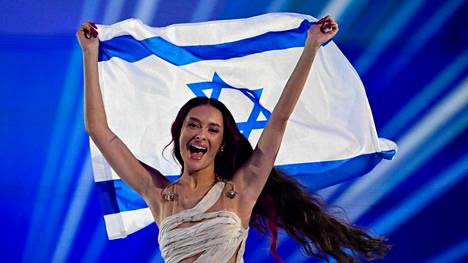 Israelin Eden Golan marssi Malmö-areenalle Euroviisujen finaalilähetyksen alun lippuparaatissa lauantaina.