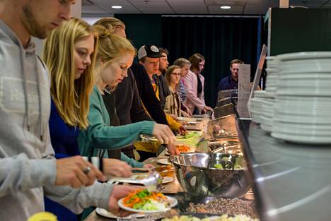 Helsingin yliopiston Unicafe tarjoilee päivittäin yli 10 000 lounasannosta.