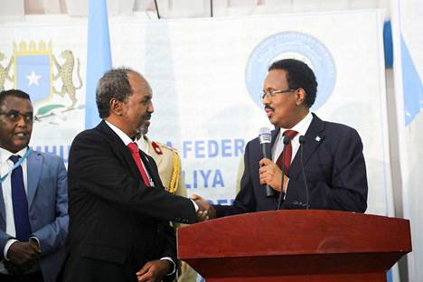 Somalian uusi presidentti Hassan Sheikh Mohamud (vas.) kätteli edeltäjäänsä Mohamed Abdullahi Mohamedia Mogadishussa maanantaina. 