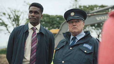 Pikkukylän poliisi PJ Collins (Conleth Hill, oik.) saa Dublinista vaivoikseen rikoskomisario Linus Dunnen (Clinton Liberty).