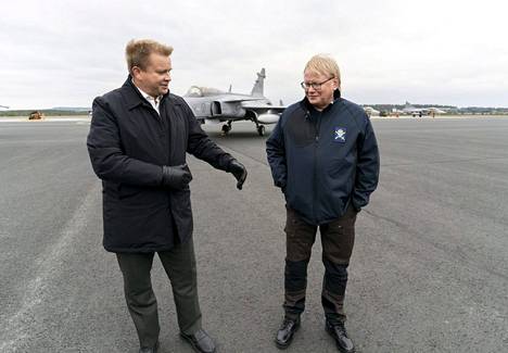 Suomen ja Ruotsin puolustusministerit Antti Kaikkonen (vas.) ja Peter Hultqvist Ilmavoimien pääsotaharjoituksessa Rovaniemellä vuonna 2020. 