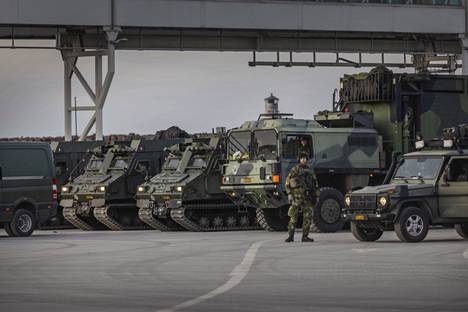 Ruotsin puolustusvoimien kalustoa Visbyn satamassa lauantaina.